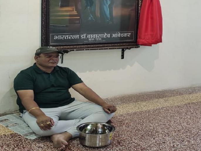 corporator on strike In Sangli Municipal Corporation,protesting because school nutrition is not being provided | सांगली महापालिकेत नगरसेवकाचा कटोरा घेऊन ठिय्या, शालेय पोषण आहार देत नसल्याने आंदोलन corporator on strike In Sangli Municipal Corporation,protesting because school nutrition is not being provided | सांगली महापालिकेत नगरसेवकाचा कटोरा घेऊन ठिय्या, शालेय पोषण आहार देत नसल्याने आंदोलन