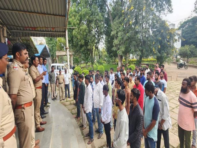 Sangli police crackdown on on-record criminals | सांगलीत पोलिसांकडून रेकॉर्डवरील गुन्हेगारांची झाडाझडती; गुन्हेगारांची कुंडली तयार Sangli police crackdown on on-record criminals | सांगलीत पोलिसांकडून रेकॉर्डवरील गुन्हेगारांची झाडाझडती; गुन्हेगारांची कुंडली तयार