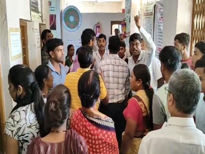 Relatives of a baby who died during childbirth are aggressive chaos created at the health center incident in Sangrul Kolhapur | Kolhapur: प्रसूतीवेळी बाळ दगावलेल्या नातेवाईक आक्रमक; आरोग्य केंद्रात घातला गोंधळ, सांगरुळ येथील घटना Relatives of a baby who died during childbirth are aggressive chaos created at the health center incident in Sangrul Kolhapur | Kolhapur: प्रसूतीवेळी बाळ दगावलेल्या नातेवाईक आक्रमक; आरोग्य केंद्रात घातला गोंधळ, सांगरुळ येथील घटना