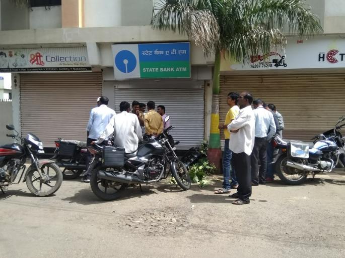 Two ATMs broke out in Sangamner: Theft of 21 lakhs | संगमनेरात दोन एटीएम फोडले : २१ लाखांची चोरी Two ATMs broke out in Sangamner: Theft of 21 lakhs | संगमनेरात दोन एटीएम फोडले : २१ लाखांची चोरी