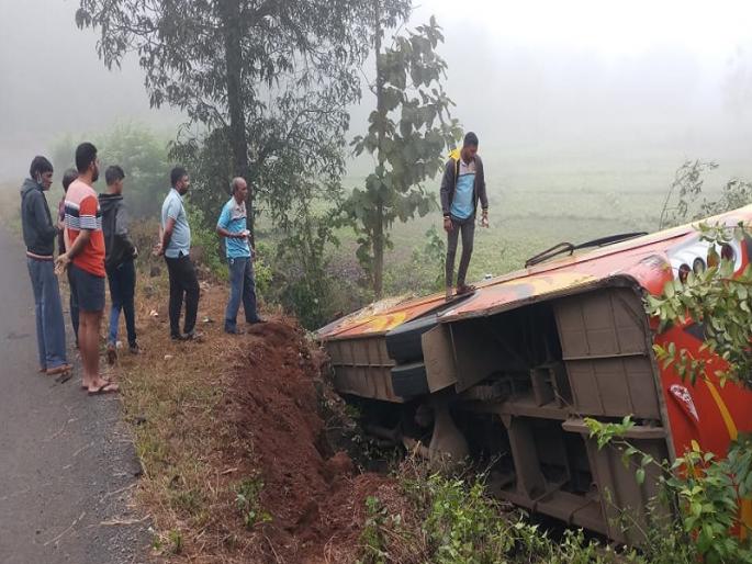A private bus overturned near Sangameshwar three injuring | संगमेश्वरातील लोवले येथे खासगी आराम बस झाली पलटी, तिघे जखमी A private bus overturned near Sangameshwar three injuring | संगमेश्वरातील लोवले येथे खासगी आराम बस झाली पलटी, तिघे जखमी