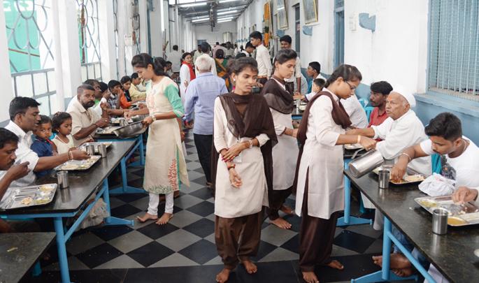 'Sangmeshwar' student becomes a carpenter for devotees! | श्रावण सोलापुरी; ‘संगमेश्वर’चे विद्यार्थी भक्तगणांसाठी बनले वाढपी ! 'Sangmeshwar' student becomes a carpenter for devotees! | श्रावण सोलापुरी; ‘संगमेश्वर’चे विद्यार्थी भक्तगणांसाठी बनले वाढपी !