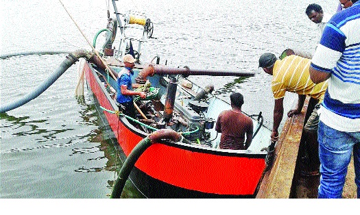 Jalasamadi to Suction Pumps in Karjuvat: Sangameshwar Taluka | करजुवेत सक्शन पंपांना जलसमाधी : संगमेश्वर तालुका Jalasamadi to Suction Pumps in Karjuvat: Sangameshwar Taluka | करजुवेत सक्शन पंपांना जलसमाधी : संगमेश्वर तालुका