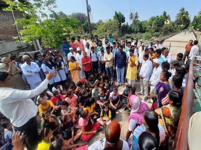 Sangamner: Start work on dilapidated bridge immediately; Movement by citizens | Sangamner: खचलेल्या पुलाचे काम तातडीने सुरू करा ; नागरिकांकडून आंदोलन Sangamner: Start work on dilapidated bridge immediately; Movement by citizens | Sangamner: खचलेल्या पुलाचे काम तातडीने सुरू करा ; नागरिकांकडून आंदोलन