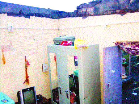 Due to the windstorm, more than 70 domestic flights of Vani Chinchale | वादळी वाºयामुळे वाणीचिंचाळेतील तब्बल सत्तर घरांचे उडाले पत्रे 