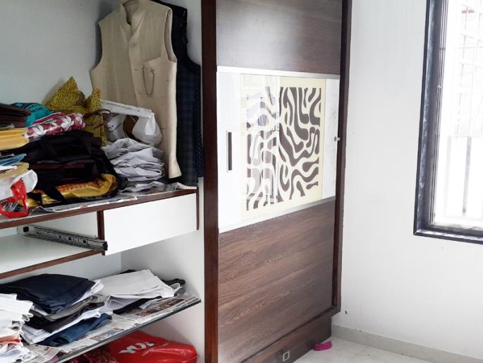 A thief threw a fifteen million rupee by throwing a thief and shouting at the thief | चोर चोर ओरडताच चोरांनी पंधरा लाखांचा मुद्देमाल लंपास करून ठोकली धूम A thief threw a fifteen million rupee by throwing a thief and shouting at the thief | चोर चोर ओरडताच चोरांनी पंधरा लाखांचा मुद्देमाल लंपास करून ठोकली धूम