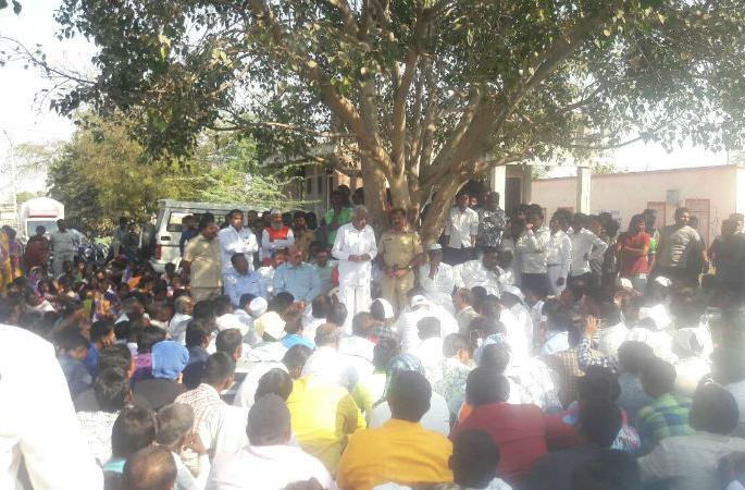 Ganabhat in Sangoli, stone pellet on procession, two police vehicles including two vehicles, Shiva Bhakat injured | शिवजयंतीला सांगोल्यात गालबोट, समाजकंटाकडून मिरवणुकीवर दगडफेक, दोन पोलीस गाड्यांसह बारा वाहनांचे नुकसान, शिवभक्त जखमी Ganabhat in Sangoli, stone pellet on procession, two police vehicles including two vehicles, Shiva Bhakat injured | शिवजयंतीला सांगोल्यात गालबोट, समाजकंटाकडून मिरवणुकीवर दगडफेक, दोन पोलीस गाड्यांसह बारा वाहनांचे नुकसान, शिवभक्त जखमी