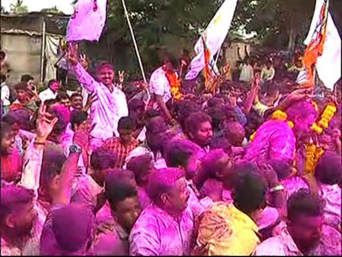 sangole Election Results 2019: shahajibapu patil vs Aniket deshmukh, Maharashtra vidhan sabha election Results 2019 | काय सांगता राव...अधिकृत घोषणा होण्यापूर्वीच दोन्ही गटांनी उधळला गुलाल sangole Election Results 2019: shahajibapu patil vs Aniket deshmukh, Maharashtra vidhan sabha election Results 2019 | काय सांगता राव...अधिकृत घोषणा होण्यापूर्वीच दोन्ही गटांनी उधळला गुलाल