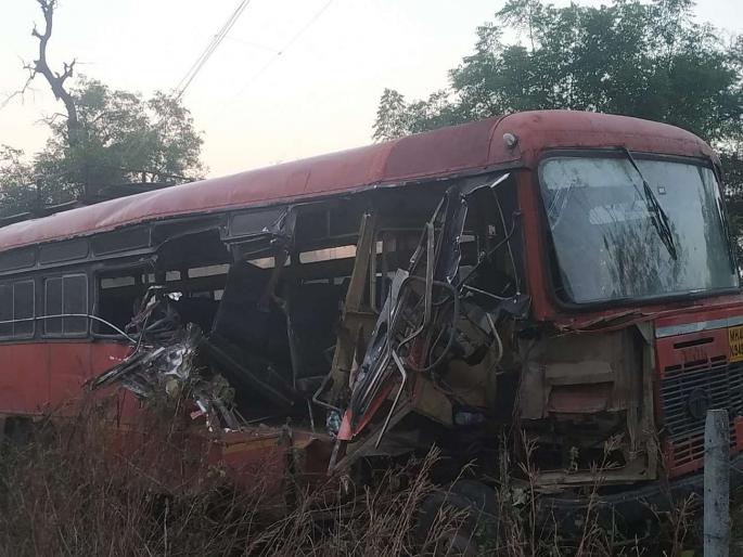 Bus - tractor collided,12 injured, three serious with bus driver | एसटी बस- ट्रॅक्टरची समोरासमोर धडक, 12 जखमी, बस चालकासह तीन गंभीर Bus - tractor collided,12 injured, three serious with bus driver | एसटी बस- ट्रॅक्टरची समोरासमोर धडक, 12 जखमी, बस चालकासह तीन गंभीर