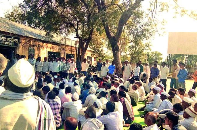 Swabhimani's stay at Sangrampur Tehsil office; Waiting for government subsidy to the hailstorm | ‘स्वाभिमानी’चा संग्रामपूर तहसील कार्यालयात मुक्काम; गारपीटग्रस्तांना  शासकीय अनुदानाची प्रतीक्षा Swabhimani's stay at Sangrampur Tehsil office; Waiting for government subsidy to the hailstorm | ‘स्वाभिमानी’चा संग्रामपूर तहसील कार्यालयात मुक्काम; गारपीटग्रस्तांना  शासकीय अनुदानाची प्रतीक्षा