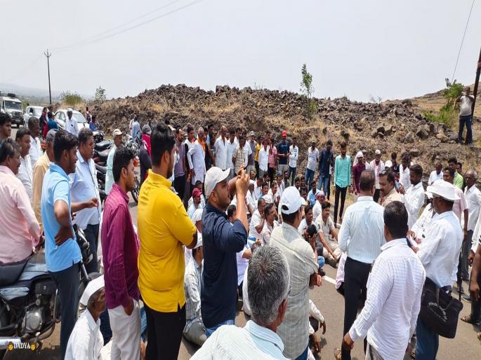 'Stop the way of farmers of Savalj for water; Movement on Biranwadi Phata at Sangli | पाण्यासाठी सावळजच्या शेतकऱ्यांचा रास्ता रोको; रोहित पाटीलही आक्रमक, पोलीस ठाण्यात ठिय्या 'Stop the way of farmers of Savalj for water; Movement on Biranwadi Phata at Sangli | पाण्यासाठी सावळजच्या शेतकऱ्यांचा रास्ता रोको; रोहित पाटीलही आक्रमक, पोलीस ठाण्यात ठिय्या