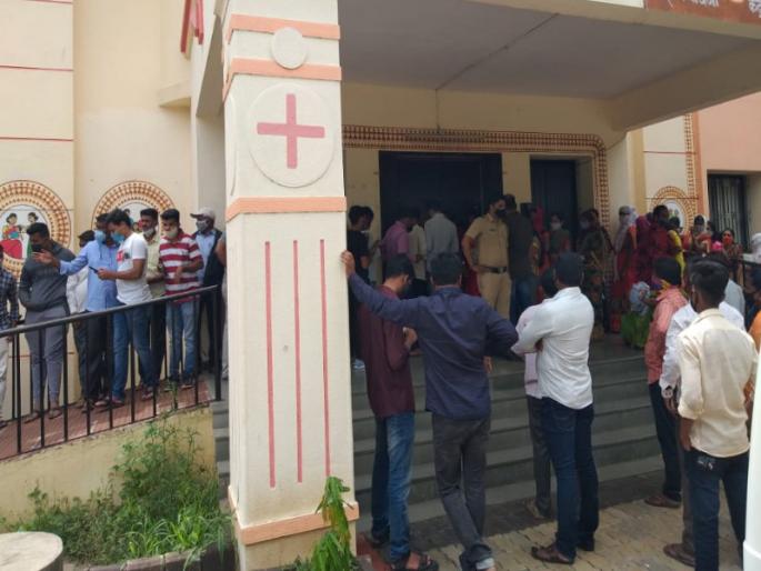 Health officer and citizens face to face in the Sangvi vaccination center at Baramati | बारामतीत लसीकरण केंद्रावर राडा; आरोग्य कर्मचारी आणि नागरिक आमने सामने Health officer and citizens face to face in the Sangvi vaccination center at Baramati | बारामतीत लसीकरण केंद्रावर राडा; आरोग्य कर्मचारी आणि नागरिक आमने सामने