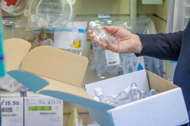 Corona Virus: Mask, sanitizer breakdown; Corona's push increased demand | Corona Virus: मास्क, सॅनिटायझरचा तुटवडा; कोरोनाच्या धसक्याने मागणी वाढली