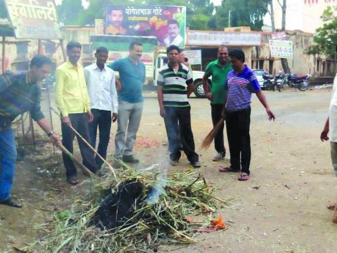 Teachers have implemented cleanliness campaign in Washim city | शिक्षकांनी वाशिम शहरात राबविले स्वच्छता अभियान Teachers have implemented cleanliness campaign in Washim city | शिक्षकांनी वाशिम शहरात राबविले स्वच्छता अभियान