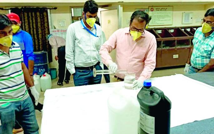 CoronaVirus in Nagpur: 1150 liter sanitizer prepared at Ajani | CoronaVirus in Nagpur : अजनीत तयार झाले १,१५० लिटर सॅनिटायझर  CoronaVirus in Nagpur: 1150 liter sanitizer prepared at Ajani | CoronaVirus in Nagpur : अजनीत तयार झाले १,१५० लिटर सॅनिटायझर