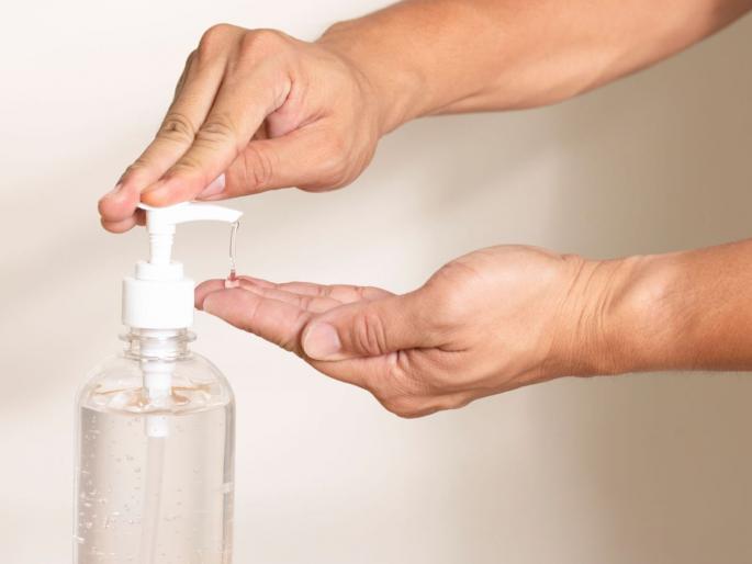 CoronaVirus News corona patients asked for sanitizer then the secretary gave advice to use urine by filling the bottle | CoronaVirus News: बाटलीत मूत आणि त्यानंच हात धू; सॅनिटायझर मागणाऱ्या कोरोना रुग्णाला अधिकाऱ्याचं उर्मट उत्तर CoronaVirus News corona patients asked for sanitizer then the secretary gave advice to use urine by filling the bottle | CoronaVirus News: बाटलीत मूत आणि त्यानंच हात धू; सॅनिटायझर मागणाऱ्या कोरोना रुग्णाला अधिकाऱ्याचं उर्मट उत्तर