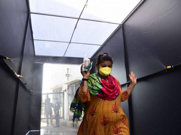 Coronavirus : Creation of sanitizer stations in APMC; Sterilize everyone who comes to the vegetable market | Coronavirus : APMCमध्ये सॅनिटायझर स्टेशनची निर्मिती; भाजी मार्केटमध्ये येणाऱ्या प्रत्येकाचे निर्जंतुकीकरण  Coronavirus : Creation of sanitizer stations in APMC; Sterilize everyone who comes to the vegetable market | Coronavirus : APMCमध्ये सॅनिटायझर स्टेशनची निर्मिती; भाजी मार्केटमध्ये येणाऱ्या प्रत्येकाचे निर्जंतुकीकरण