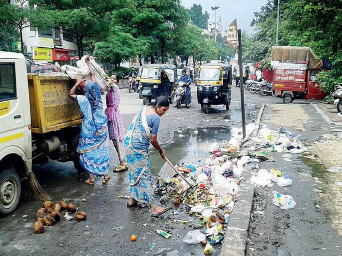 PMC's 15 thousand sanitary workers working against corona without taking any leave | कोरोनावर करण्यास मात ; स्वच्छतेसाठी राबतात ३० हजार हात  PMC's 15 thousand sanitary workers working against corona without taking any leave | कोरोनावर करण्यास मात ; स्वच्छतेसाठी राबतात ३० हजार हात
