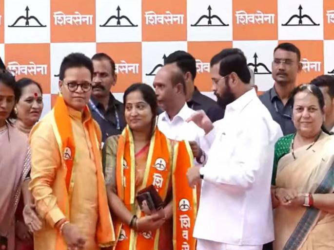 Uddhav Thackeray group spokesperson, deputy leaders Sanjana Ghadi, Sanjay Ghadi join Eknath Shinde's Shiv Sena | उद्धव ठाकरेंनी दिली होती जबाबदारी; ४ दिवसातच प्रवक्त्या व उपनेत्या शिंदेसेनेत दाखल Uddhav Thackeray group spokesperson, deputy leaders Sanjana Ghadi, Sanjay Ghadi join Eknath Shinde's Shiv Sena | उद्धव ठाकरेंनी दिली होती जबाबदारी; ४ दिवसातच प्रवक्त्या व उपनेत्या शिंदेसेनेत दाखल
