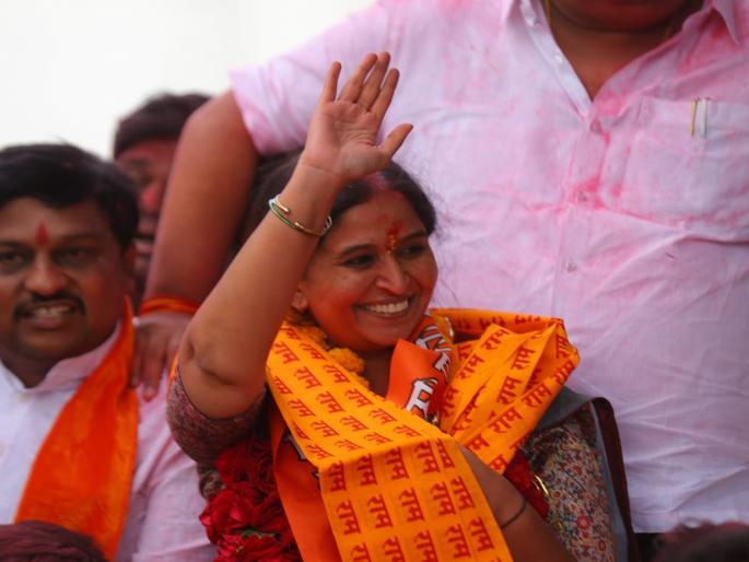 In Kannad, Shiv Sena's Sanjana Jadhav defeated sitting MLAs along with her husband | पती-पत्नीच्या लढाईत जिंकली पत्नीच; हर्षवर्धन जाधवांचा संजना यांनी केला पराभव In Kannad, Shiv Sena's Sanjana Jadhav defeated sitting MLAs along with her husband | पती-पत्नीच्या लढाईत जिंकली पत्नीच; हर्षवर्धन जाधवांचा संजना यांनी केला पराभव