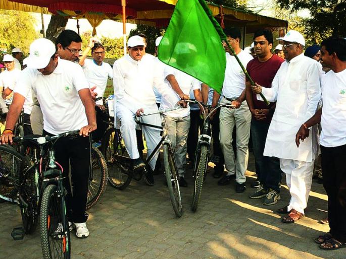 Bicycling needs to be healthy - Dhotre | निरोगी जीवनासाठी सायकल चालविणे आवश्यक - धोत्रे Bicycling needs to be healthy - Dhotre | निरोगी जीवनासाठी सायकल चालविणे आवश्यक - धोत्रे