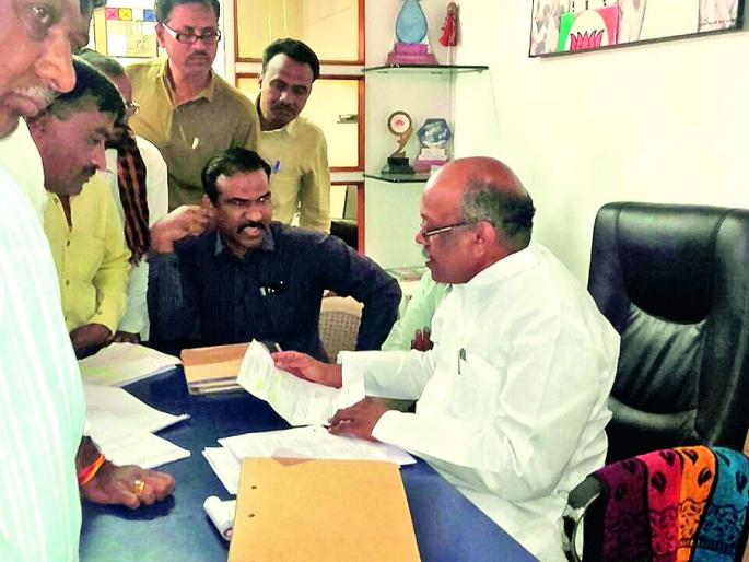 Let the farmers get justice - Dhotre | शेतकर्यांना न्याय मिळवून देऊ - धोत्रे Let the farmers get justice - Dhotre | शेतकर्यांना न्याय मिळवून देऊ - धोत्रे