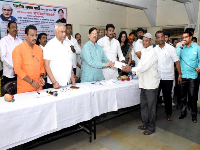 Do not neglect deprived: Girish Bapat; Meetings of beneficiaries of Sanjay Gandhi Niradhar Yojna | वंचितांना लाभ देण्यात हयगय नको : गिरीश बापट; संजय गांधी निराधार योजनेच्या लाभार्थ्यांचा मेळावा Do not neglect deprived: Girish Bapat; Meetings of beneficiaries of Sanjay Gandhi Niradhar Yojna | वंचितांना लाभ देण्यात हयगय नको : गिरीश बापट; संजय गांधी निराधार योजनेच्या लाभार्थ्यांचा मेळावा