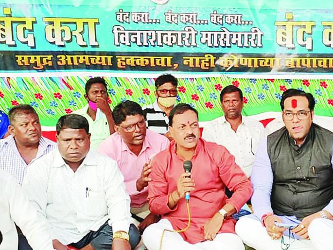 Former MLA Sanjay Kadam visits the traditional Koli fasting place | पारंपरिक कोळी बांधवांच्या उपोषणस्थळी माजी आमदार संजय कदम यांची भेट Former MLA Sanjay Kadam visits the traditional Koli fasting place | पारंपरिक कोळी बांधवांच्या उपोषणस्थळी माजी आमदार संजय कदम यांची भेट