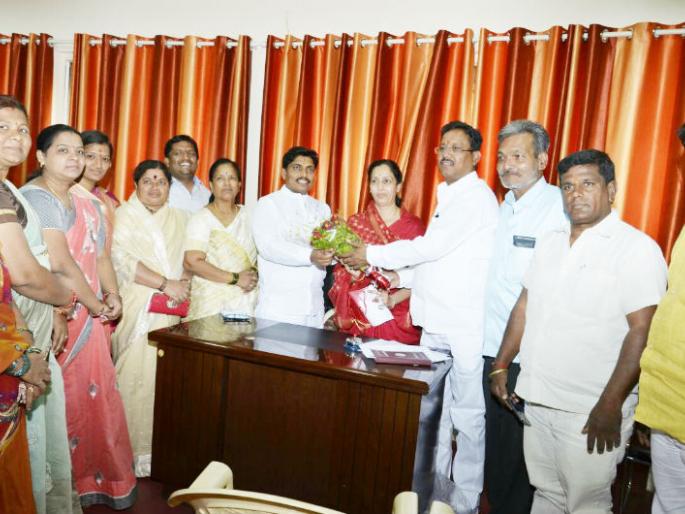 Solapur municipal house falls on screen, screening new Sanjay Koli, Houses of the BJP office | संजय कोळी सोलापूर महानगरपालिकेचे नवे सभागृहनेते, भाजप प्रदेश कार्यालयाने घातले लक्ष, सभागृहनेतेपदाच्या वादावर पडला पडदा !