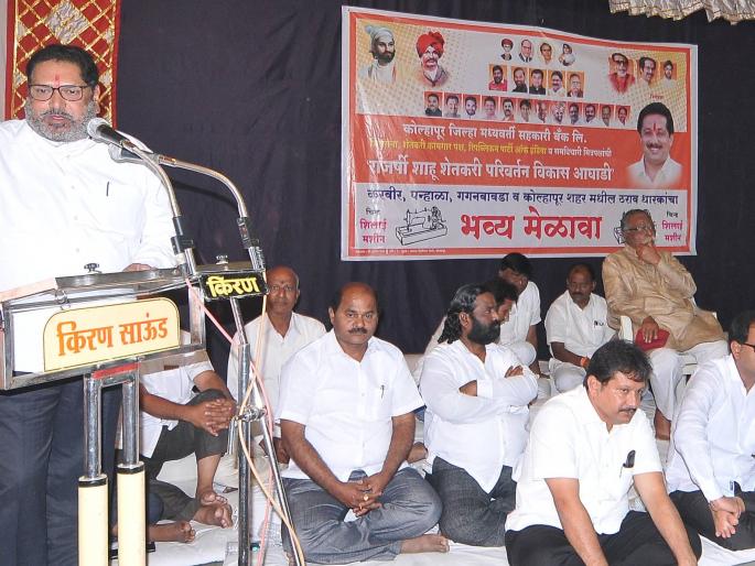 MP Sanjay Mandlik criticizes Rural Development Minister Hasan Mushrif and Guardian Minister Satej Patil without naming them | ..हे तर जिल्ह्याचे नवे अदानी-अंबानी, कोल्हापुरातील दोन्ही मंत्र्यांवर खासदार मंडलिकांची बोचरी टीका  MP Sanjay Mandlik criticizes Rural Development Minister Hasan Mushrif and Guardian Minister Satej Patil without naming them | ..हे तर जिल्ह्याचे नवे अदानी-अंबानी, कोल्हापुरातील दोन्ही मंत्र्यांवर खासदार मंडलिकांची बोचरी टीका