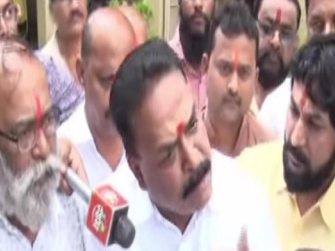 Clash between police and Shiv soldiers in Kolhapur, Sanjay Pawar was detained by the police | कोल्हापुरात पोलीस-शिवसैनिकांमध्ये धक्काबुकी, संजय पवारांना पोलिसांनी घेतले ताब्यात Clash between police and Shiv soldiers in Kolhapur, Sanjay Pawar was detained by the police | कोल्हापुरात पोलीस-शिवसैनिकांमध्ये धक्काबुकी, संजय पवारांना पोलिसांनी घेतले ताब्यात