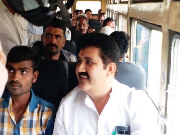 ... and revenue minister (State) Sanjay Rathod Stuffed Janata Darbar In ST Bus | …आणि धावत्या बसमध्ये भरला महसूल राज्यमंत्री संजय राठोड यांचा जनता दरबार ... and revenue minister (State) Sanjay Rathod Stuffed Janata Darbar In ST Bus | …आणि धावत्या बसमध्ये भरला महसूल राज्यमंत्री संजय राठोड यांचा जनता दरबार