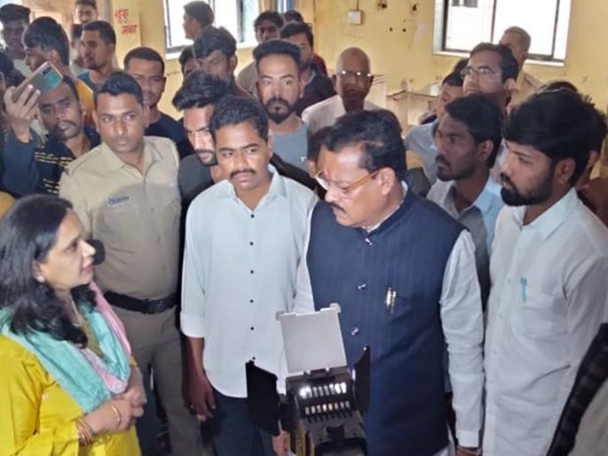 'Madam, just keep quit', Minister Sanjay Shirsat on action mode, inspect government hostel, shouts on officers | 'मॅडम जरा शांत बसा', मंत्री शिरसाट अॅक्शन मोडवर, वसतिगृहात अधिकाऱ्यांची झाडाझडती 'Madam, just keep quit', Minister Sanjay Shirsat on action mode, inspect government hostel, shouts on officers | 'मॅडम जरा शांत बसा', मंत्री शिरसाट अॅक्शन मोडवर, वसतिगृहात अधिकाऱ्यांची झाडाझडती