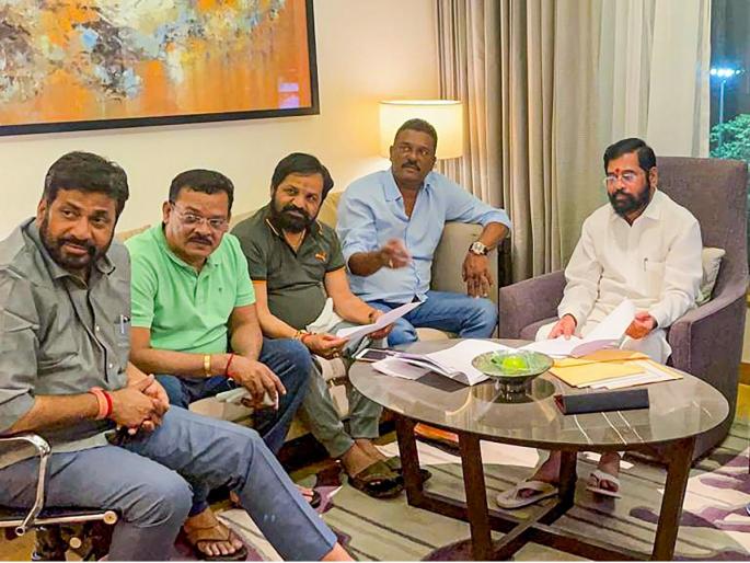 MLA Sanjay Shirsat is behind the rebel in Shiv Sena's Balekilla Aurangabad: Chandrakant Khaire | शिवसेनेच्या बालेकिल्ल्यात संजय शिरसाट यांनी बांधली बंडखोरांची ‘मोट’, सेना नेते खैरेंचा दावा MLA Sanjay Shirsat is behind the rebel in Shiv Sena's Balekilla Aurangabad: Chandrakant Khaire | शिवसेनेच्या बालेकिल्ल्यात संजय शिरसाट यांनी बांधली बंडखोरांची ‘मोट’, सेना नेते खैरेंचा दावा