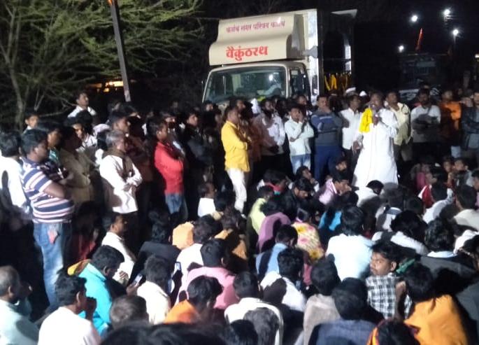 Mathang Reservation: Role of relatives who are not going to do funeral till Sanjay has accepted the demands | मातंग आरक्षण : मागण्या मान्य झाल्याशिवाय संजयवर अंत्यविधी करणार नसल्याची नातेवाईकांची भूमिका Mathang Reservation: Role of relatives who are not going to do funeral till Sanjay has accepted the demands | मातंग आरक्षण : मागण्या मान्य झाल्याशिवाय संजयवर अंत्यविधी करणार नसल्याची नातेवाईकांची भूमिका