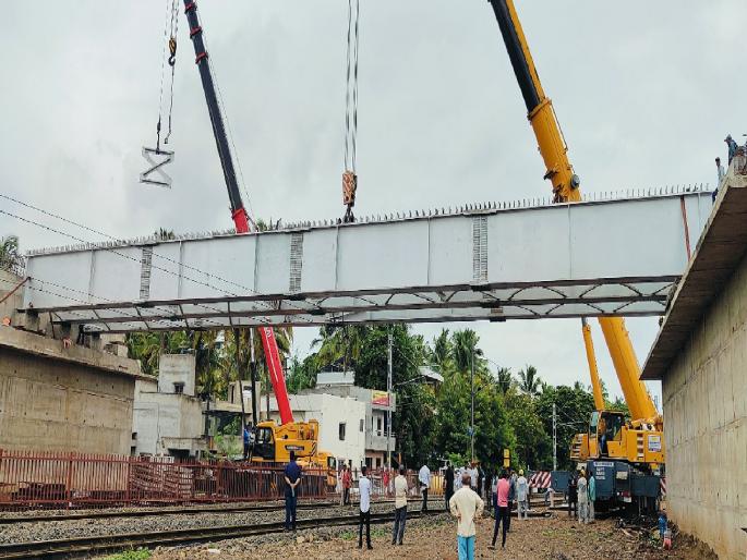 The girder of Sangli's Chintamaninagar railway flyover rested on the walls on Thursday | Sangli: ..अखेर चिंतामणीनगर पुलाचा गर्डर भिंतींवर विसावला The girder of Sangli's Chintamaninagar railway flyover rested on the walls on Thursday | Sangli: ..अखेर चिंतामणीनगर पुलाचा गर्डर भिंतींवर विसावला