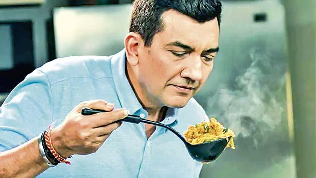 Sanjeev Kapoor cooks a perfect recipe on why and how Indians became daring enough to try new tastes of the world.. | २०१८ : खाद्यसंस्कृती- जिभेच्या चवी हजार! Sanjeev Kapoor cooks a perfect recipe on why and how Indians became daring enough to try new tastes of the world.. | २०१८ : खाद्यसंस्कृती- जिभेच्या चवी हजार!
