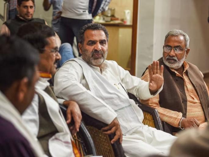 Uttar Pradesh Lok Sabha Election 2024: Stone pelting on the convoy of Narendra Modi government minister Sanjeev Balian in Uttar Pradesh, many vehicles were damaged | मोदी सरकारमधील मंत्र्यांच्या ताफ्यावर उत्तर प्रदेशात दगडफेक, अनेक वाहनांचं नुकसान Uttar Pradesh Lok Sabha Election 2024: Stone pelting on the convoy of Narendra Modi government minister Sanjeev Balian in Uttar Pradesh, many vehicles were damaged | मोदी सरकारमधील मंत्र्यांच्या ताफ्यावर उत्तर प्रदेशात दगडफेक, अनेक वाहनांचं नुकसान