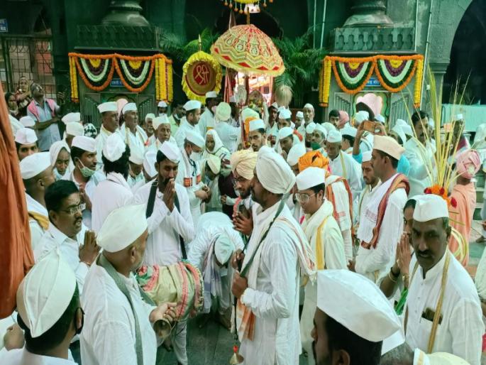 celebrate sanjivan samadhi sohala in alandi | "ज्ञानेश्वर माऊली, ज्ञानराज माऊली तुकाराम" च्या जयघोषात दुमदुमली अलंकापुरी celebrate sanjivan samadhi sohala in alandi | "ज्ञानेश्वर माऊली, ज्ञानराज माऊली तुकाराम" च्या जयघोषात दुमदुमली अलंकापुरी