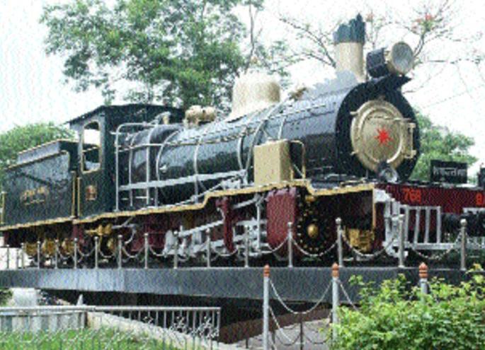 after hundred years shakuntala express stop her service | शंभर वर्षे प्रवासी सेवा बजावून शकुंतलेची ‘भुसावळ’ रेल्वे मुख्यालयात... विश्रांती...! after hundred years shakuntala express stop her service | शंभर वर्षे प्रवासी सेवा बजावून शकुंतलेची ‘भुसावळ’ रेल्वे मुख्यालयात... विश्रांती...!