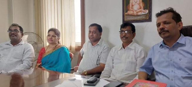 BJP nagaradhyaksh Sanju Parab criticizes ShivSena leader Deepak Kesarkar | 'उद्धव ठाकरेंनी धुडकावल्याने दीपक केसरकर आता रिकामे'