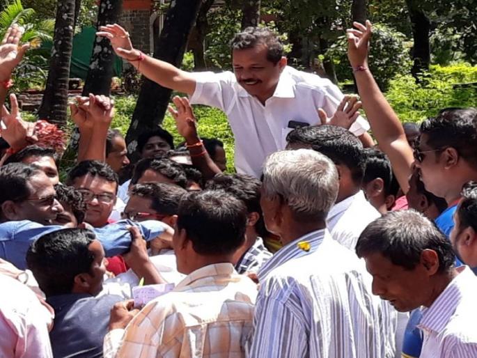 In the gram panchayat election, in the Madu, in the alliance, Dhobi Pachad, Swabhimana's Sanju Parab, the architect of Vijay | ग्रामपंचायत निवडणुकीत मडु-यात युतीला धोबीपछाड, स्वाभिमानचे संजू परब विजयाचे शिल्पकार In the gram panchayat election, in the Madu, in the alliance, Dhobi Pachad, Swabhimana's Sanju Parab, the architect of Vijay | ग्रामपंचायत निवडणुकीत मडु-यात युतीला धोबीपछाड, स्वाभिमानचे संजू परब विजयाचे शिल्पकार