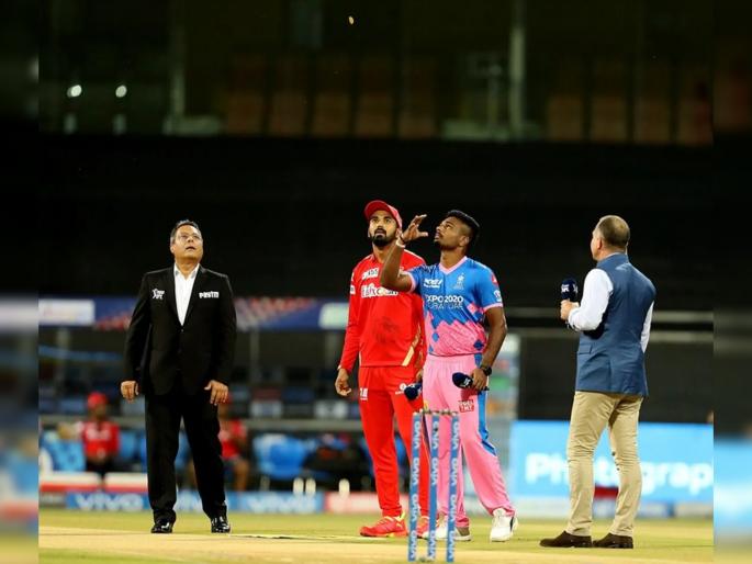 IPL 2021 : RR vs PBKS T20: Sanju Samson picked up the coin and kept it in his pocket | IPL 2021 : RR vs PBKS T20: संजू सॅमसननं टॉसनंतर 'COIN' खिशात टाकला; मॅच रेफरी अन् लोकेश राहुल पाहातच राहीले!