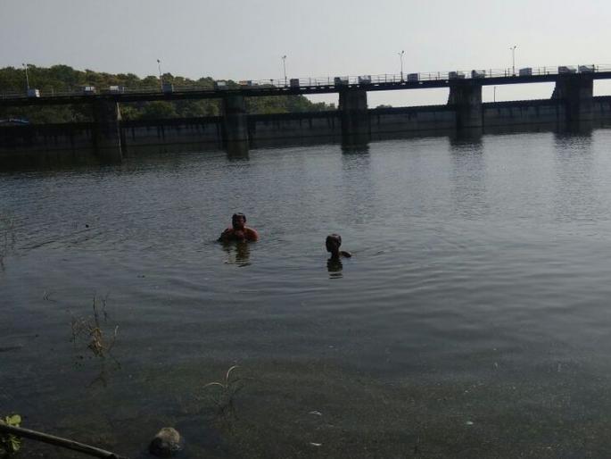 Displaced damages take water, water and depression due to helplines | विस्थापित धरणग्रस्ताने घेतली जलसमाधी, हेलपाट्यांमुळे नैराश्य Displaced damages take water, water and depression due to helplines | विस्थापित धरणग्रस्ताने घेतली जलसमाधी, हेलपाट्यांमुळे नैराश्य