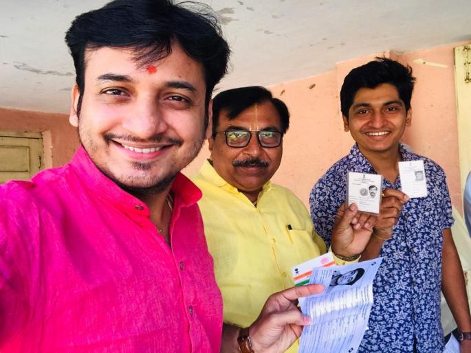 lok sabha election actor sankarshan karhade casts his vote in parbhani | अभिनेता संकर्षण कऱ्हाडेचं परभणीत मतदान lok sabha election actor sankarshan karhade casts his vote in parbhani | अभिनेता संकर्षण कऱ्हाडेचं परभणीत मतदान