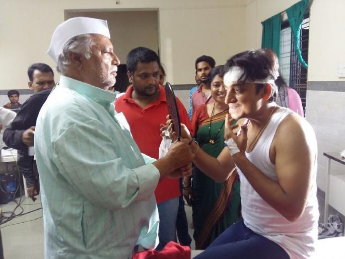 sankarshan-karhade-shared-memory-of-late-vikram-gokhale-on-the-movie-set-khopa | Vikram Gokhale Death : विक्रम साहेबांनी 'संक्रमण'ला रंग लावला, संकर्षण कऱ्हाडेने सांगितली आठवण sankarshan-karhade-shared-memory-of-late-vikram-gokhale-on-the-movie-set-khopa | Vikram Gokhale Death : विक्रम साहेबांनी 'संक्रमण'ला रंग लावला, संकर्षण कऱ्हाडेने सांगितली आठवण