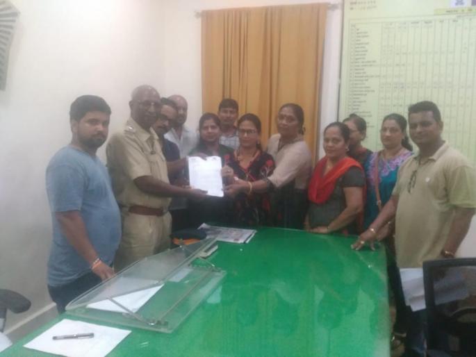 MNS went to police stations against hawkers | मुजोर फेरीवाल्यांविरोधात मनसेची पोलिसात धाव MNS went to police stations against hawkers | मुजोर फेरीवाल्यांविरोधात मनसेची पोलिसात धाव