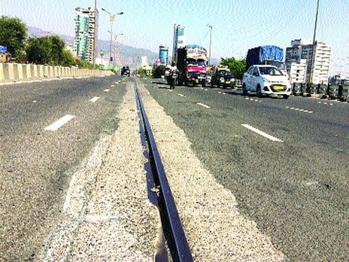 Sanpada Bridge becomes the trap of death; PWD's incompetence with tollways company | सानपाडा पूल बनला मृत्यूचा सापळा; टोलवेज कंपनीसह पी.डब्ल्यू.डी.चा हलगर्जीपणा Sanpada Bridge becomes the trap of death; PWD's incompetence with tollways company | सानपाडा पूल बनला मृत्यूचा सापळा; टोलवेज कंपनीसह पी.डब्ल्यू.डी.चा हलगर्जीपणा