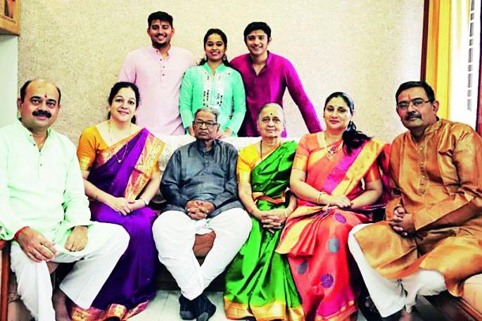 The entire family speak in Sanskrit | संपूर्ण कुटुंबालाच लागला संस्कृतचा लळा The entire family speak in Sanskrit | संपूर्ण कुटुंबालाच लागला संस्कृतचा लळा