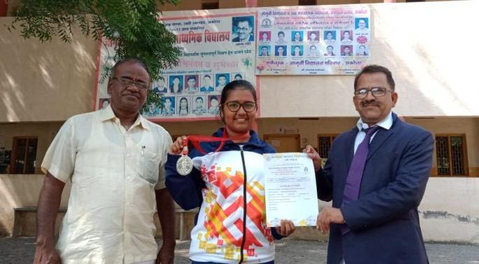 Akola girl bags silver medal in the National School Chess Tournament | राष्ट्रीय शालेय बुद्धीबळ स्पर्धेत अकोल्याच्या संस्कृतीला रौप्य पदक Akola girl bags silver medal in the National School Chess Tournament | राष्ट्रीय शालेय बुद्धीबळ स्पर्धेत अकोल्याच्या संस्कृतीला रौप्य पदक